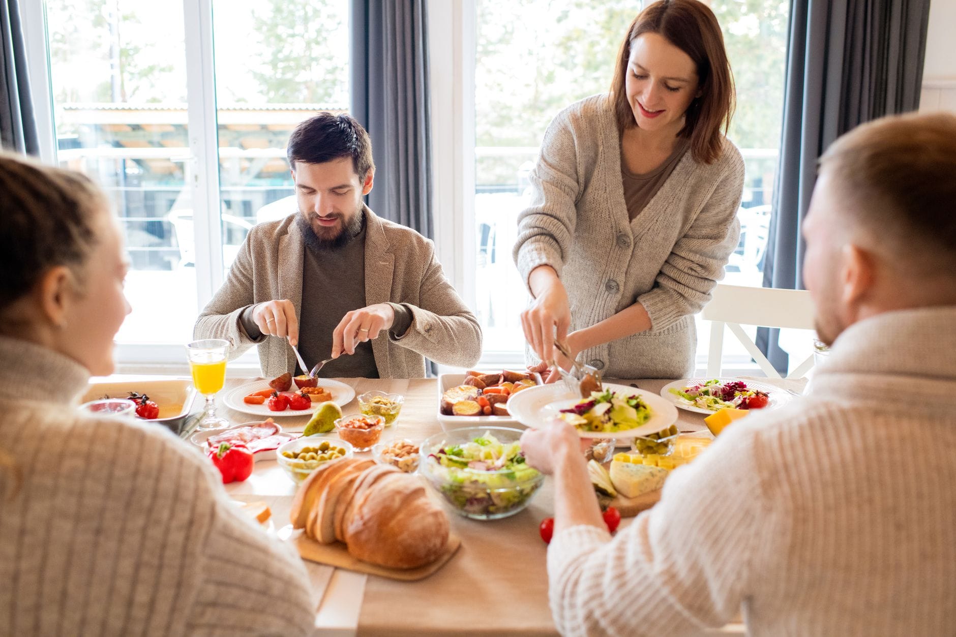 Przyjaciele jedzą wspólny posiłek w restauracji nad mazurskim jeziorem