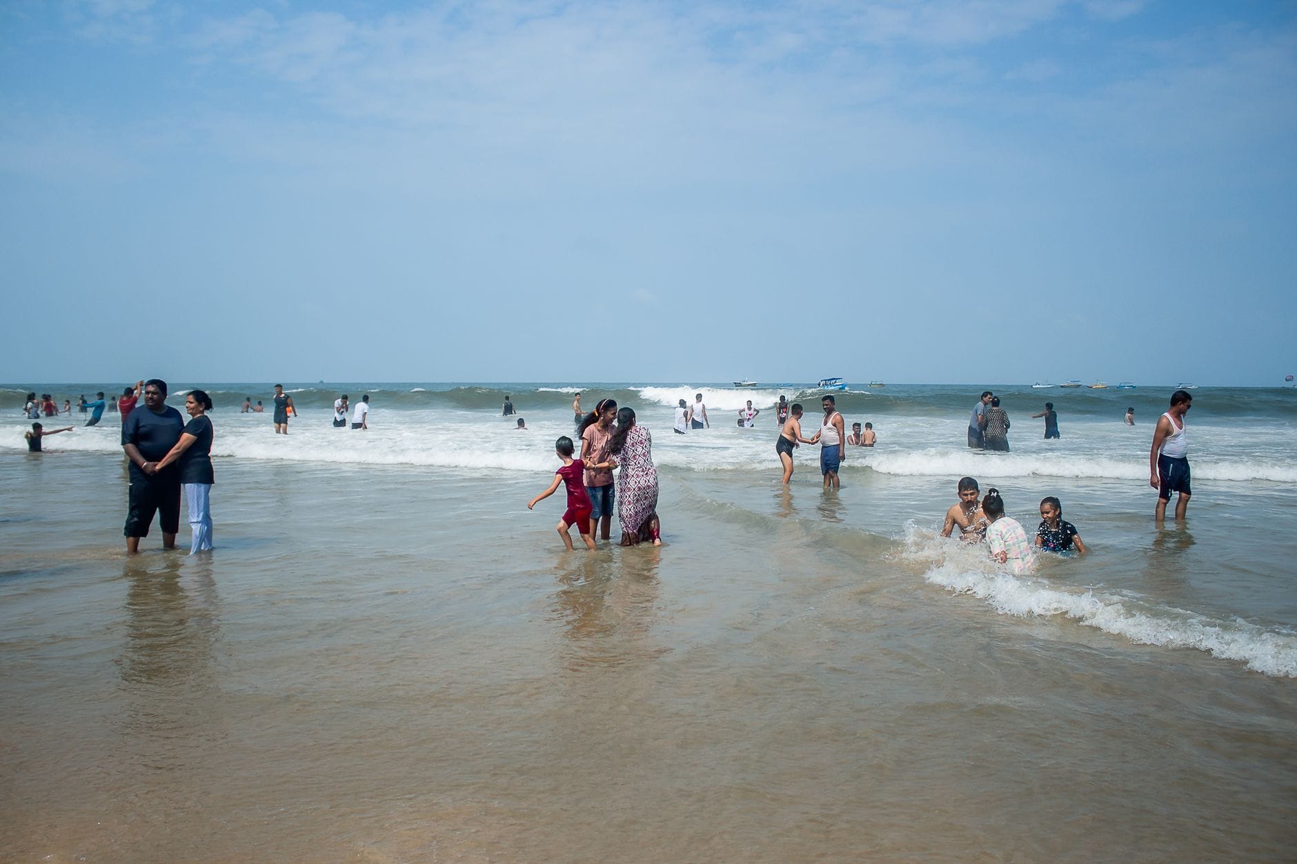 Rodziny z dziećmi bawiące się w słoneczny dzień na plaży nad morzem